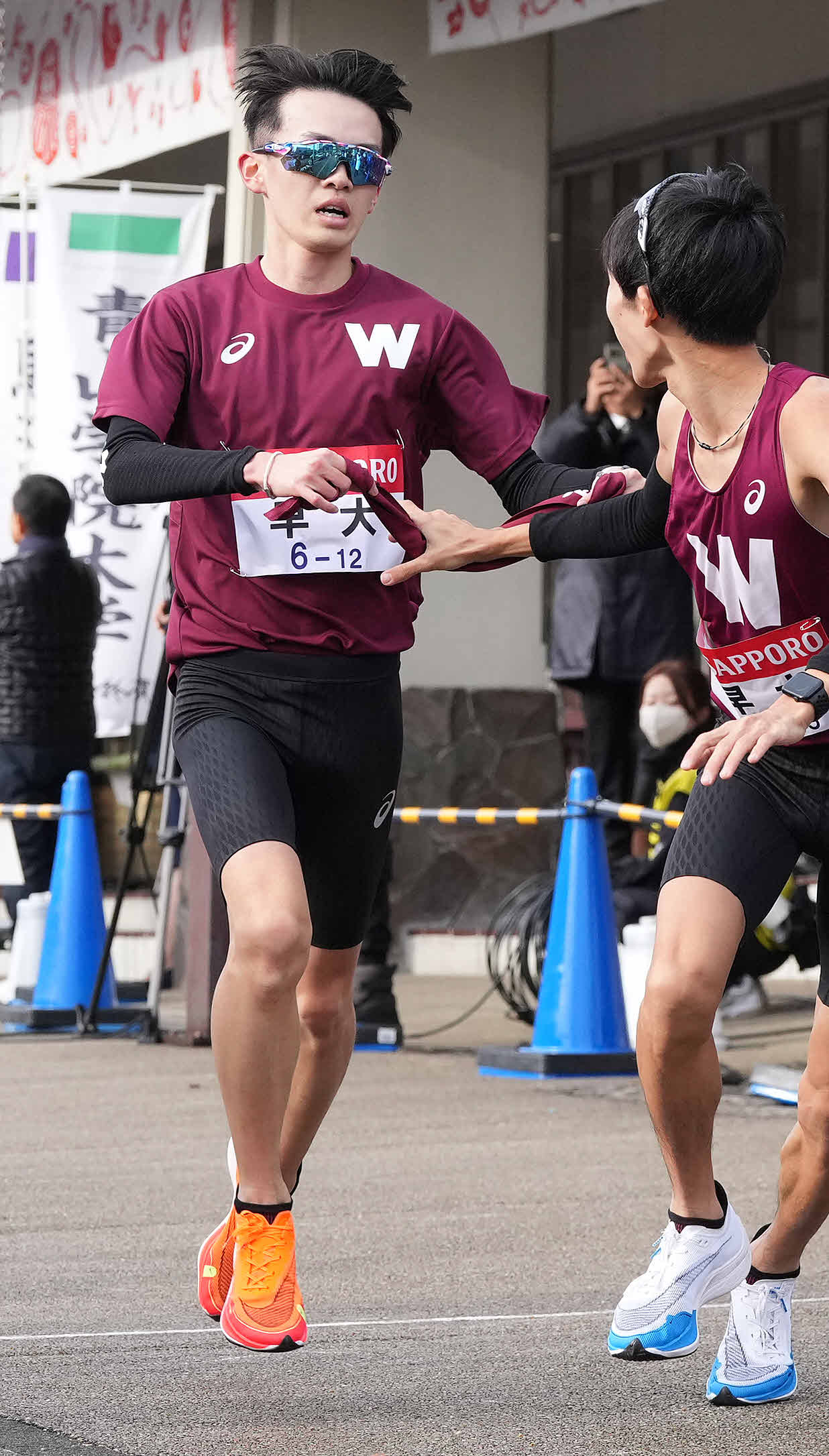 小田原中継所に到着した早大6区柳本（撮影・鈴木みどり）
