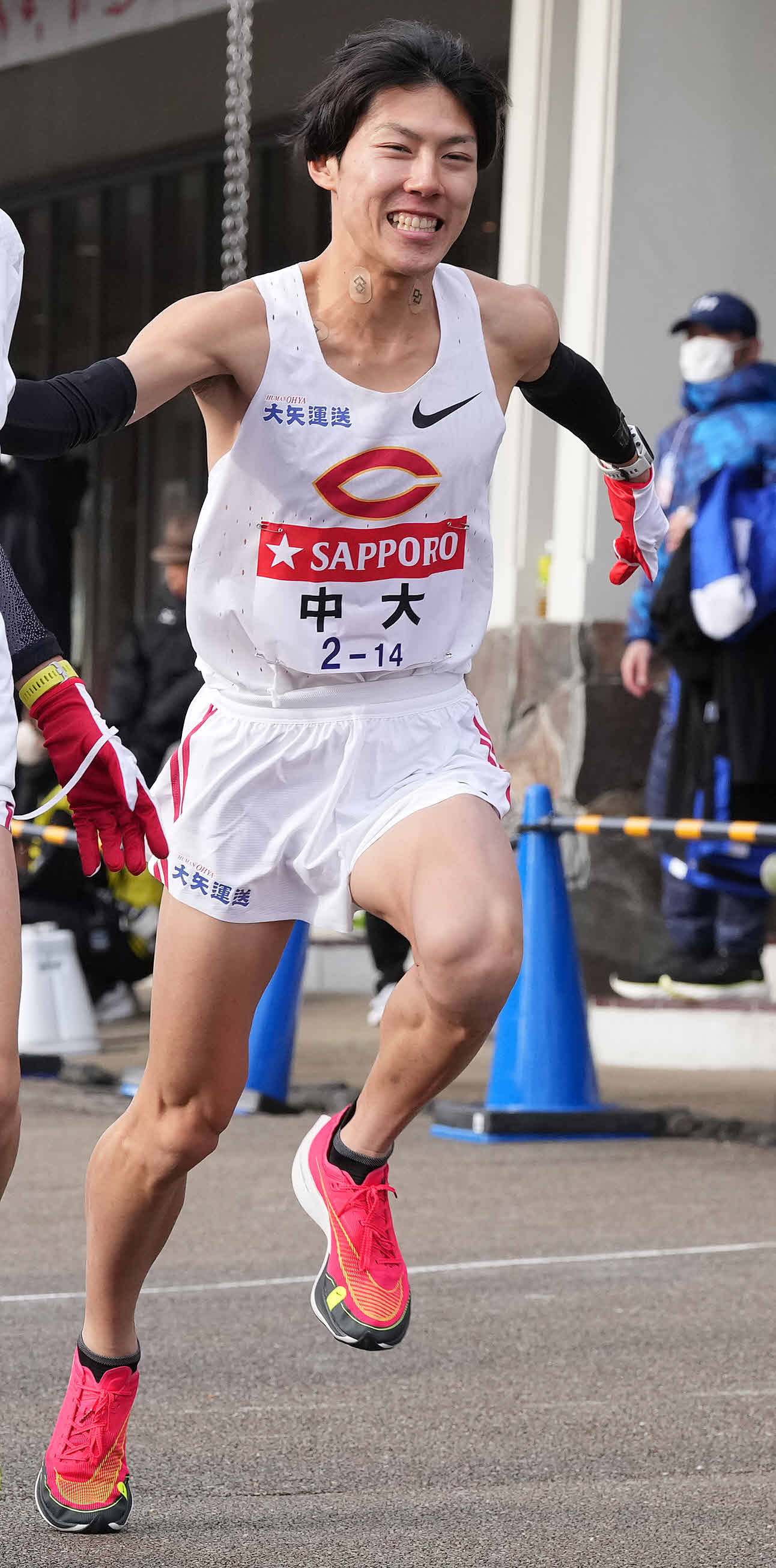 小田原中継所を出発する中大7区吉居（撮影・鈴木みどり）