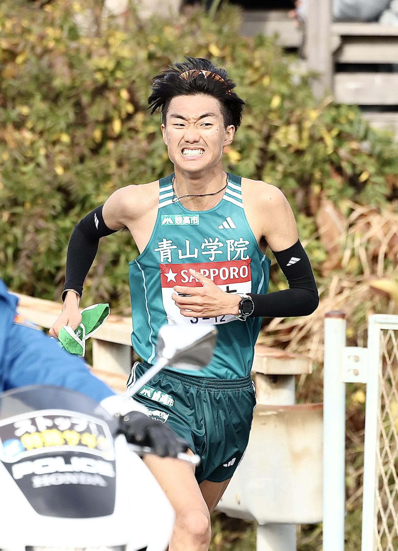 平塚中継所手前を力走する青学大7区山内（撮影・河田真司）