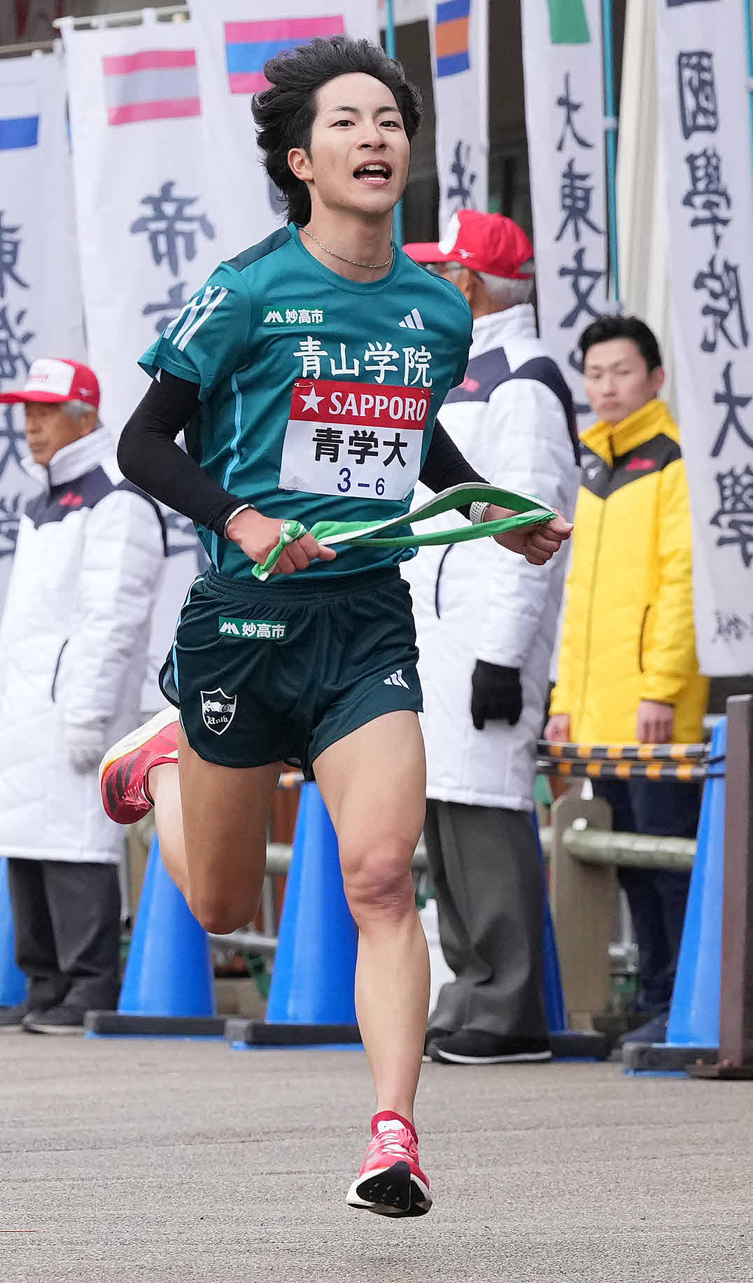 小田原中継所に到着した青学大6区野村（撮影・鈴木みどり）