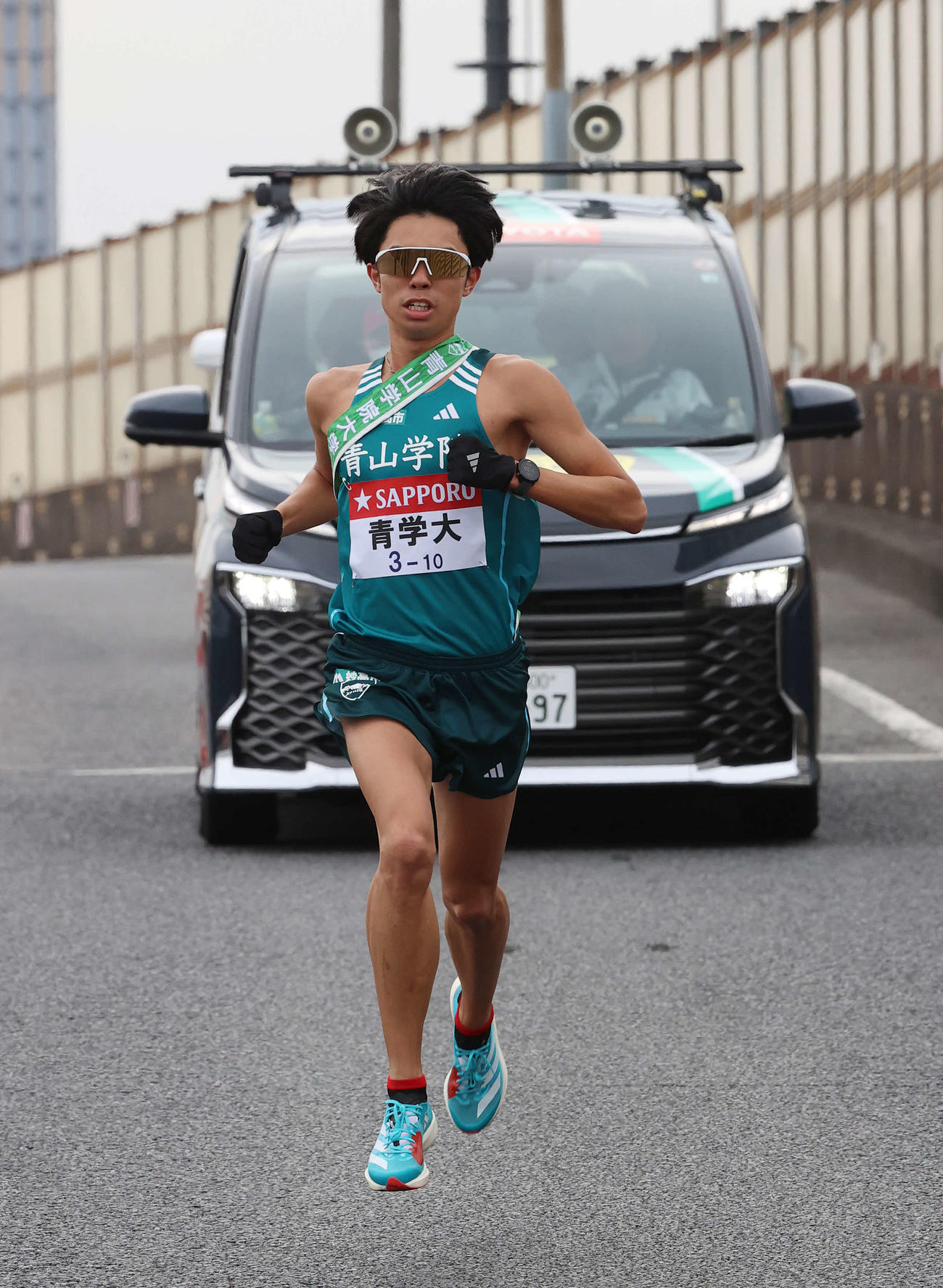 10区、力走する青学大・宇田川（撮影・河野匠）