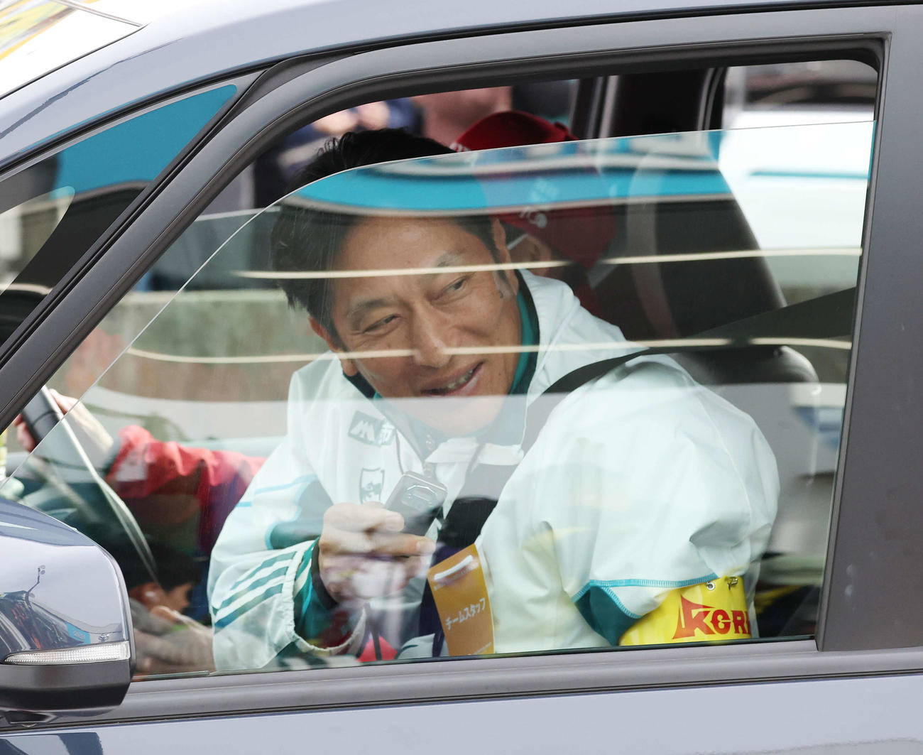 戸塚中継所をトップでタスキをつないだ青学大8区塩出に笑顔で声をかける原監督（撮影・宮地輝）