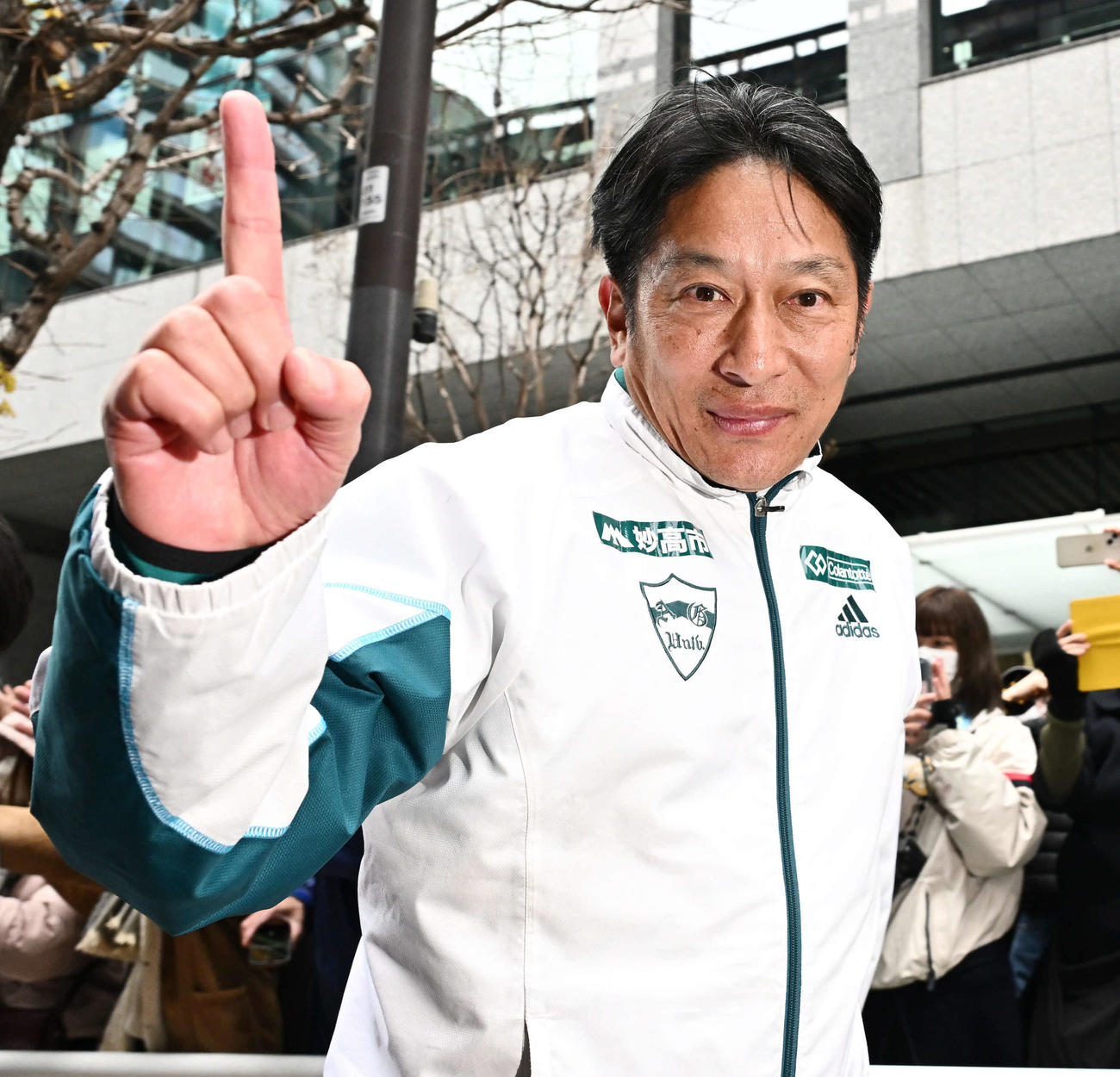 総合優勝を遂げNO・1ポーズで引き揚げる青学大・原監督（撮影・滝沢徹郎）