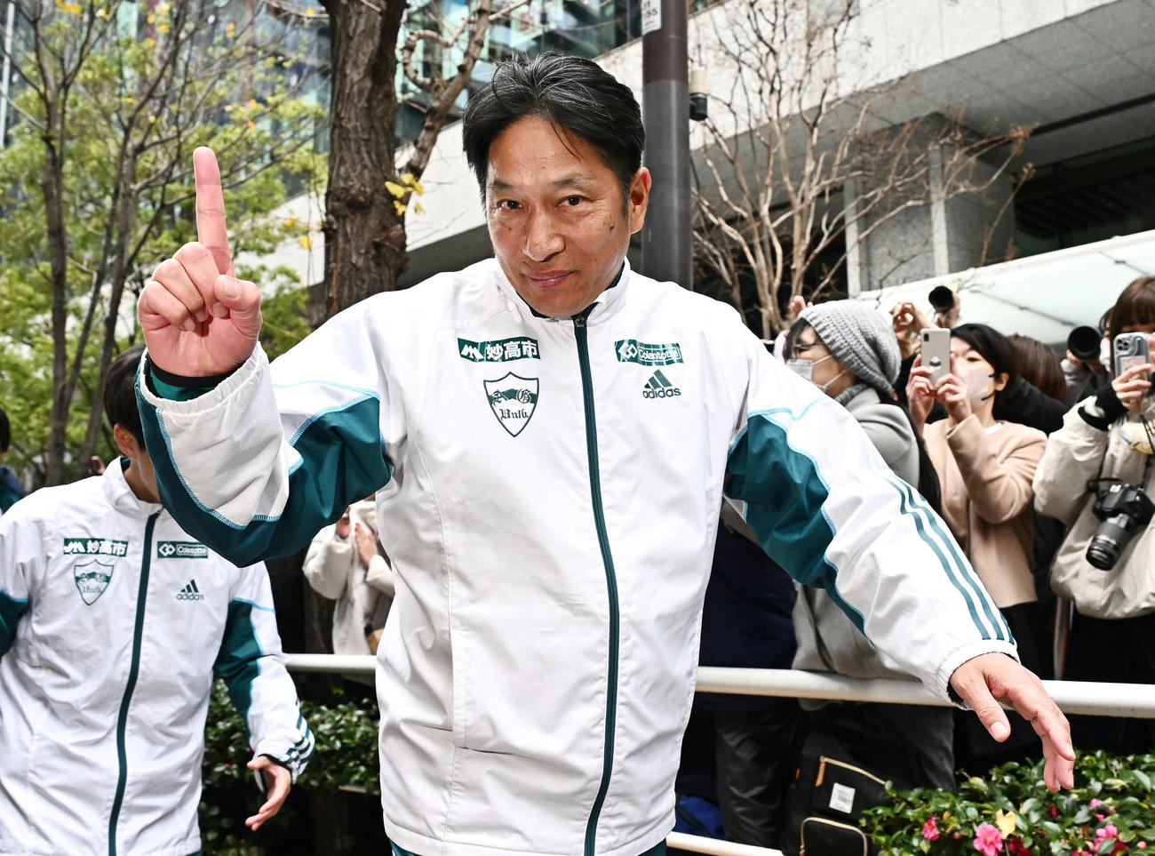 総合優勝を遂げNO・1ポーズで引き揚げる青学大・原監督（撮影・滝沢徹郎）