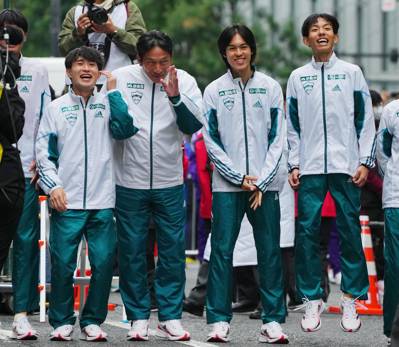 箱根駅伝　復路　ゴール地点で笑顔を見せる原監督（左から2人目）ら青学大の選手たち（撮影・垰建太）