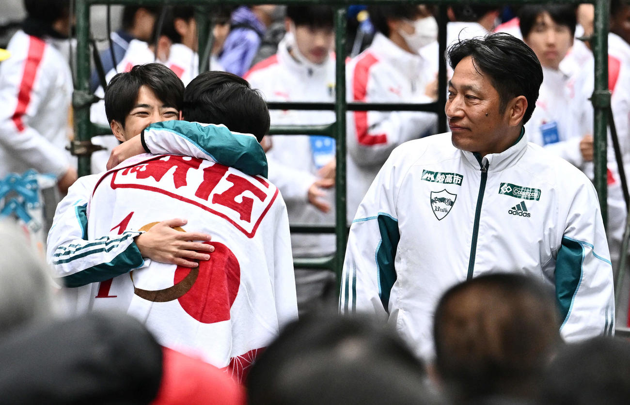 ゴールした青学大10区宇田川（中央）を抱き締める志貴主将。右は見守る原監督（撮影・滝沢徹郎）