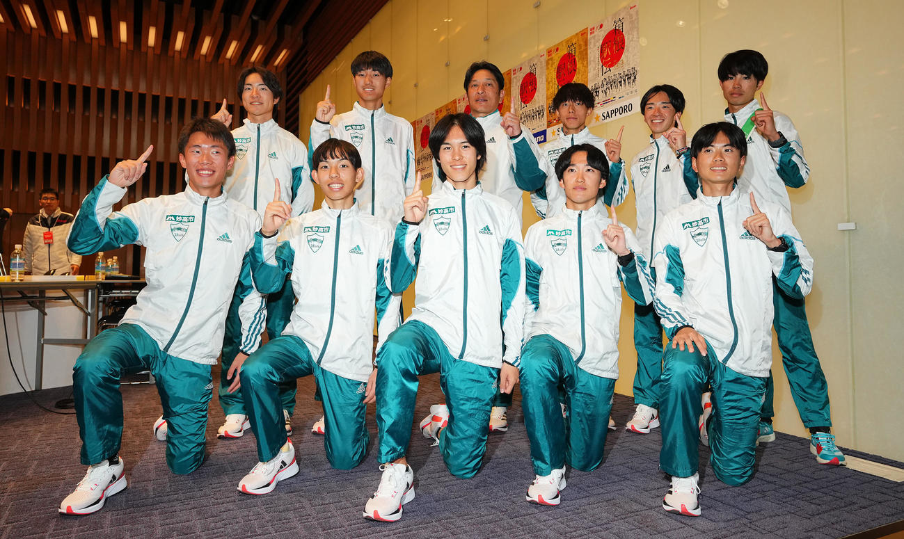 箱根駅伝　復路　総合優勝し記念写真に納まる青学大の選手たち。前列左から1区荒巻、2区黒田、3区太田、4区佐藤、5区若林、後列左から6区野村、7区山内、原監督、8区塩出、9区倉本、10区宇田川（撮影・垰建太）