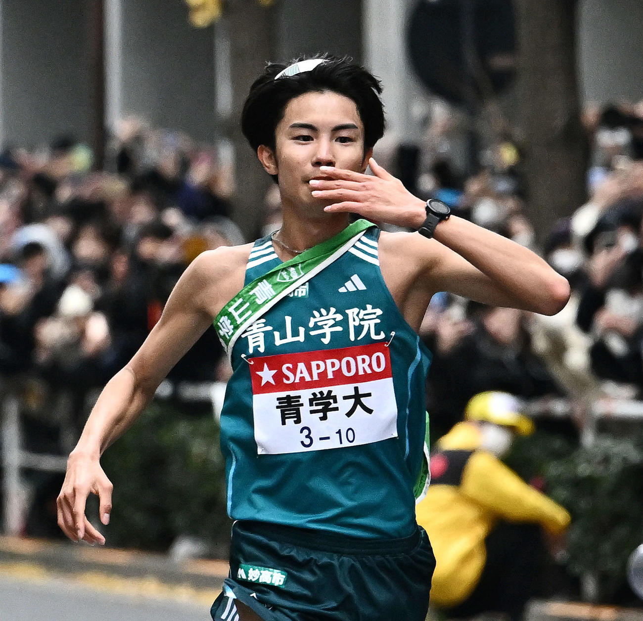 ゴール手前で投げキッスをする青学大10区宇田川（撮影・滝沢徹郎）