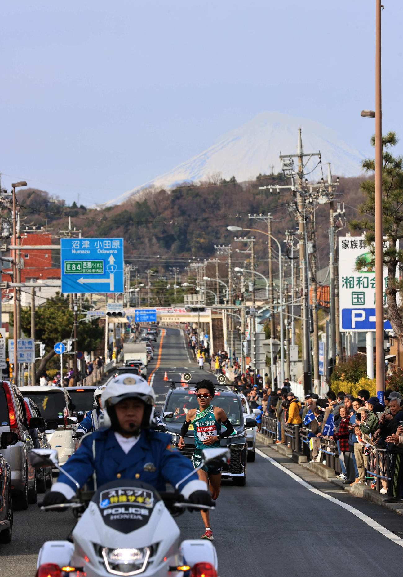 7区、富士山を背に力走する青学大・山内（撮影・河野匠）