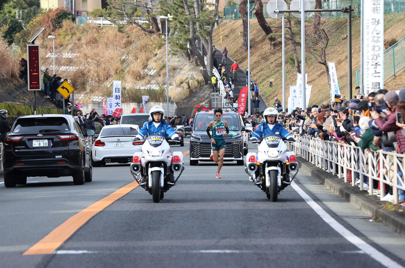 7区、力走する青学大・山内（撮影・河野匠）