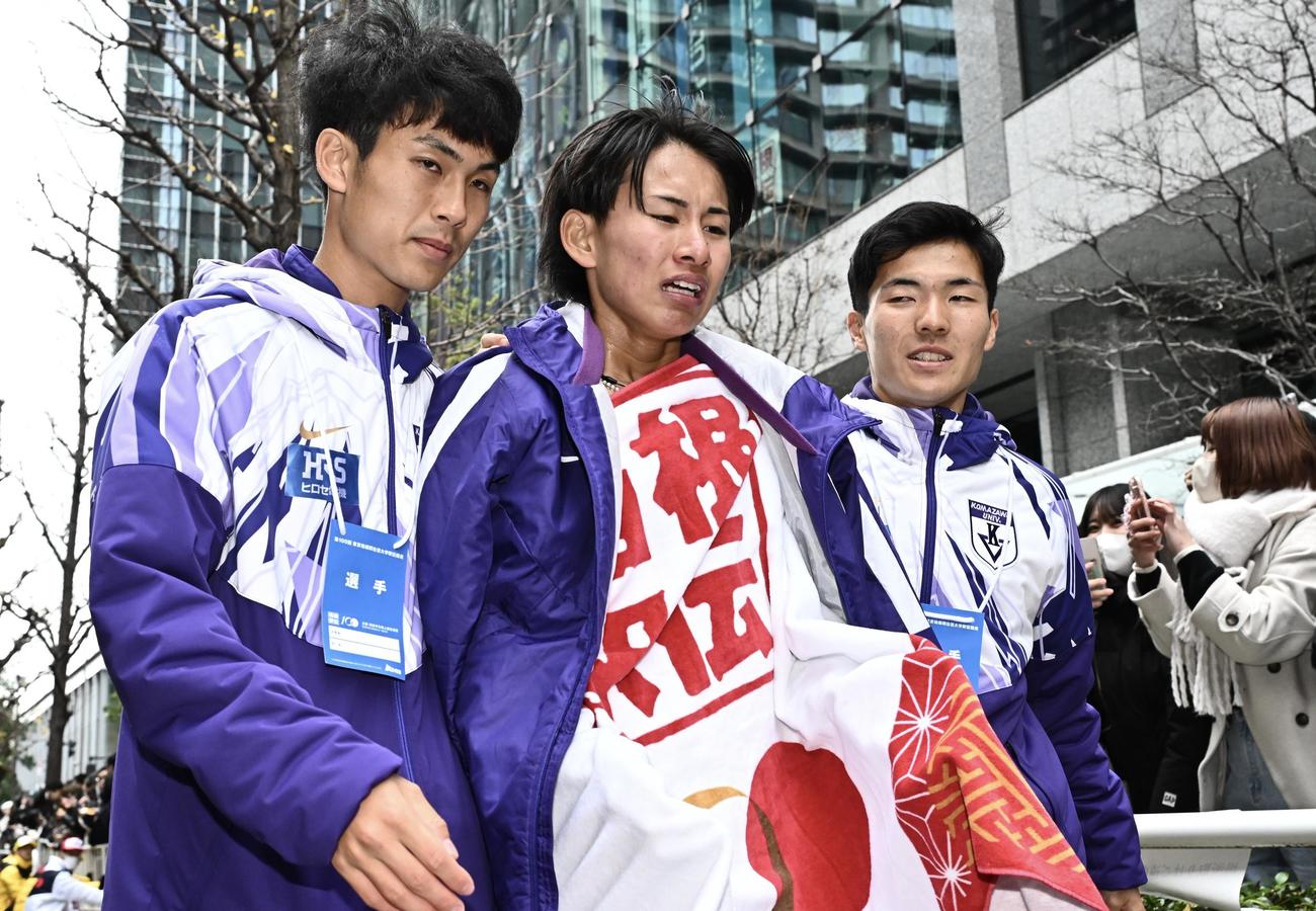 優勝を逃し悔しげに引き揚げる駒大10区庭瀬（中央）ら