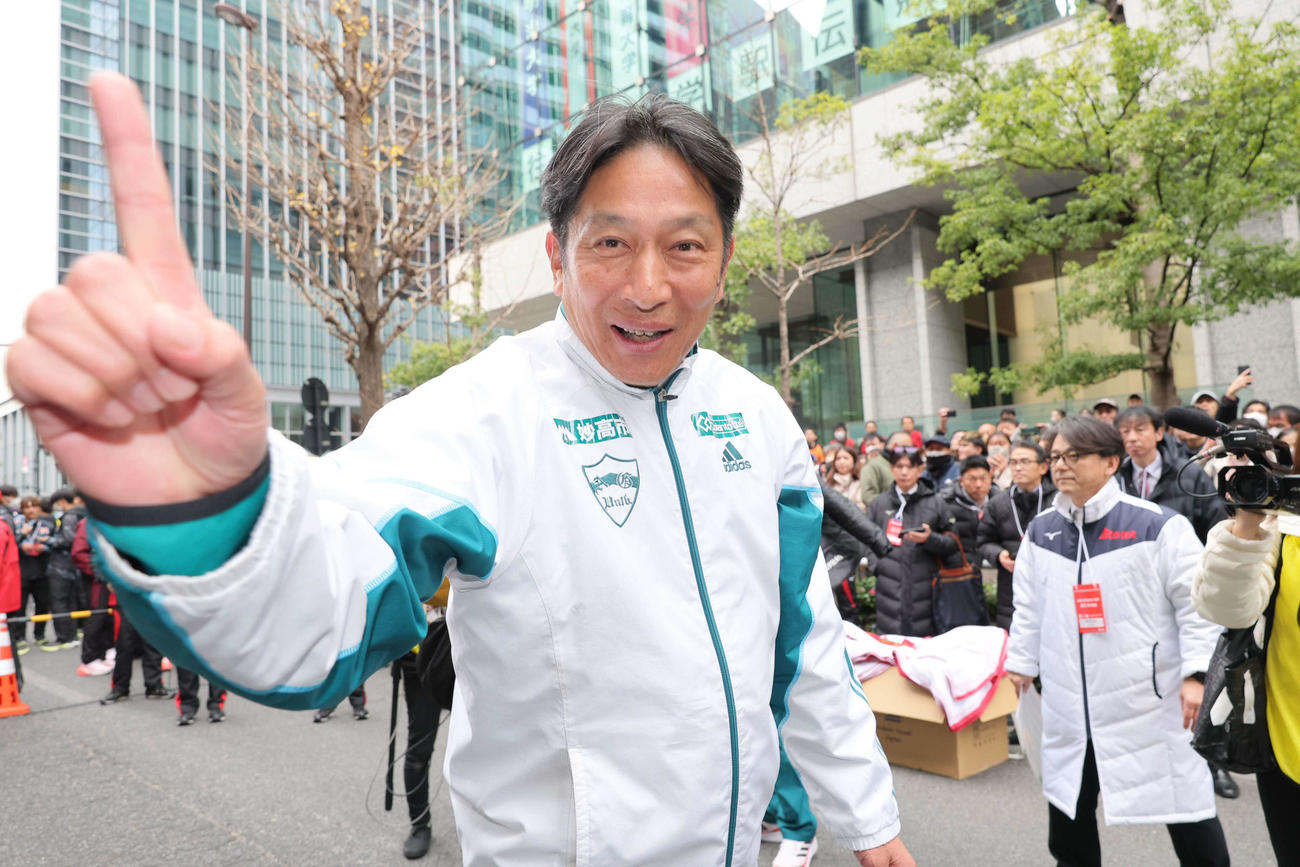 2年ぶりで1位に返り咲き1番と指を立てポーズをする青学大・原監督（代表撮影）