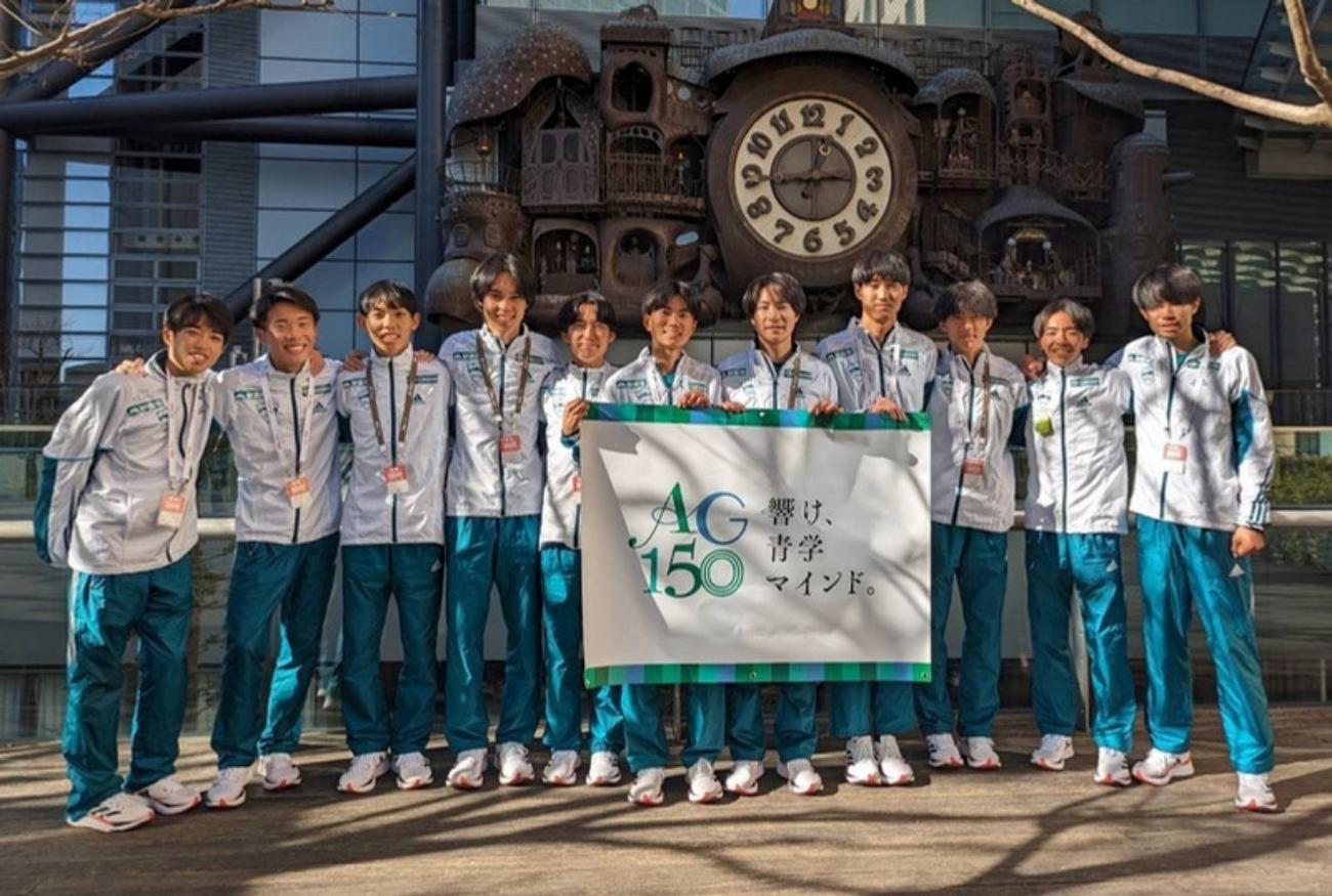 日本テレビビルの時計台前で笑顔をみせる青学大の箱根駅伝優勝メンバーたち（赤坂匠主務提供）