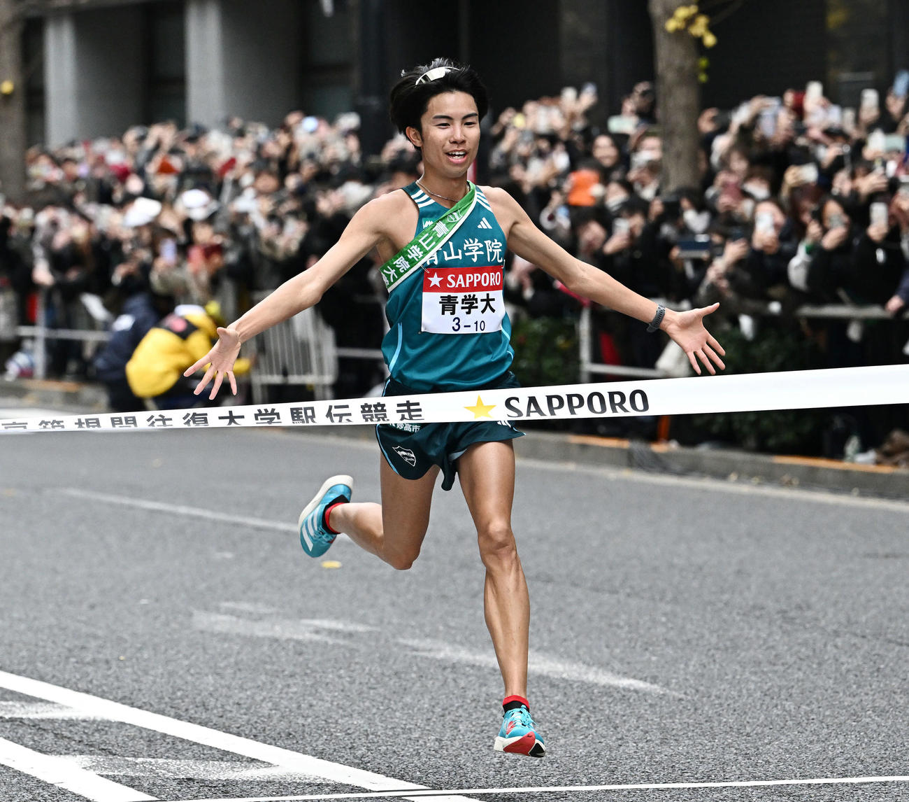 総合優勝を決めゴールする青学大10区宇田川（2024年1月3日撮影）