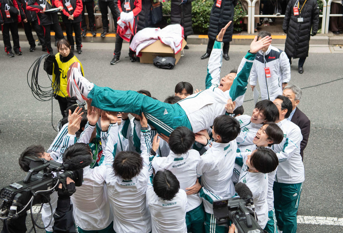総合優勝を果たし、胴上げされる青学大・原監督（代表撮影）