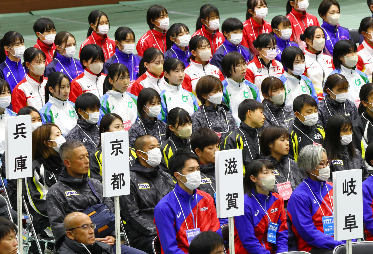 開会式に臨む選手たち（撮影・上山淳一）
