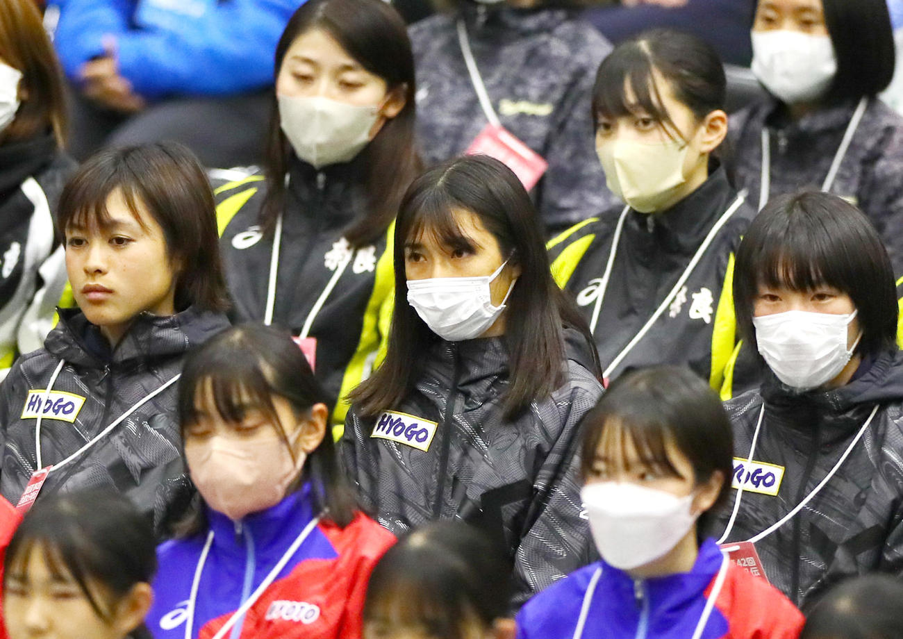 開会式に臨む兵庫県チームの田中希実（中央）（撮影・上山淳一）