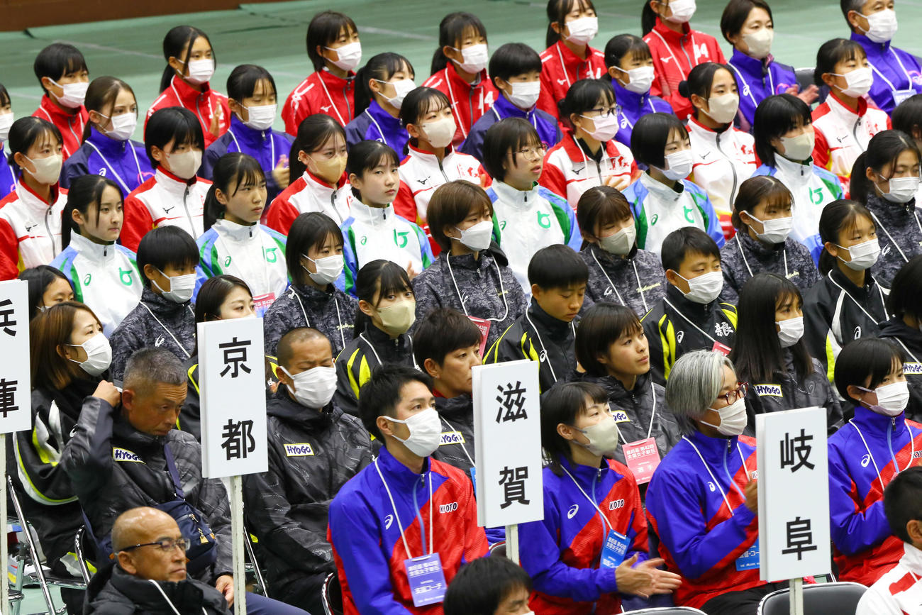 開会式に臨む選手たち（撮影・上山淳一）