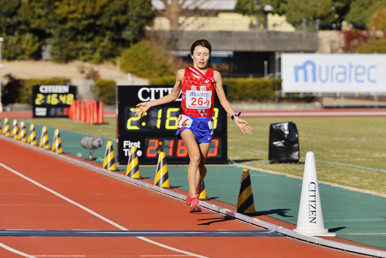 2位でゴールテープを切る京都アンカーの川村楓（撮影・藤尾明華）