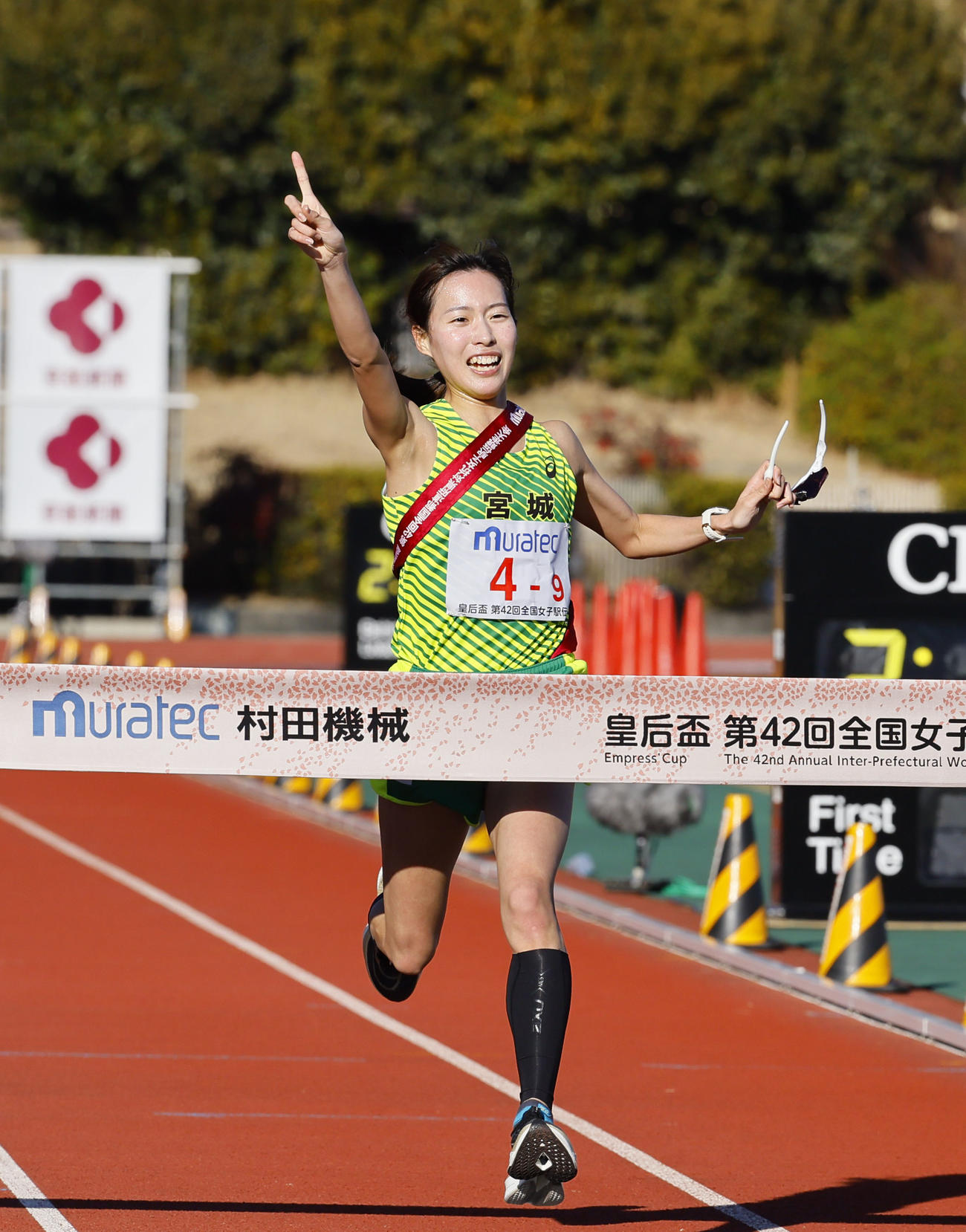 優勝のゴールテープを切る宮城アンカーの小海遙（撮影・藤尾明華）