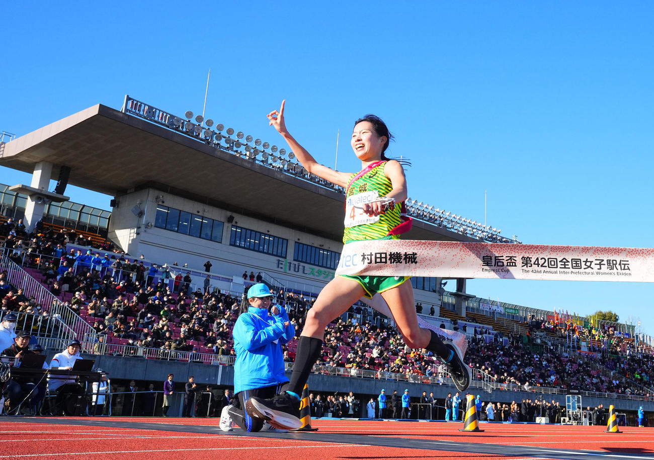 優勝のゴールテープを切る宮城アンカーの小海（撮影・藤尾明華）
