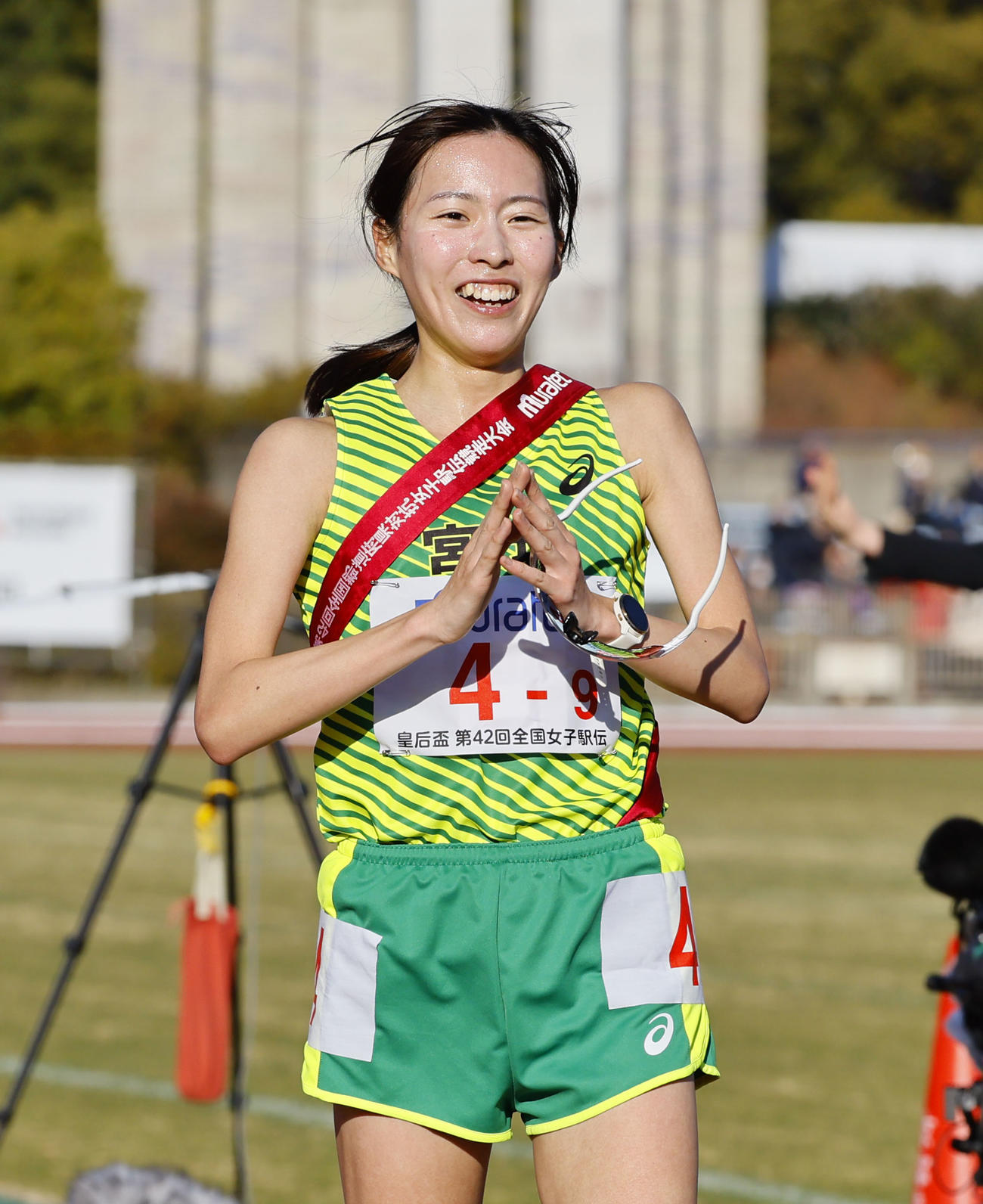 優勝のゴールし笑顔を見せる宮城アンカーの小海遙（撮影・藤尾明華）
