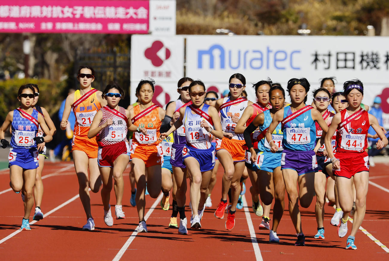 一斉にスタートする石川の五島莉乃（中央）ら1区の選手たち（撮影・藤尾明華）