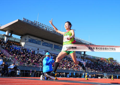 優勝のゴールテープを切る宮城アンカーの小海（撮影・藤尾明華）