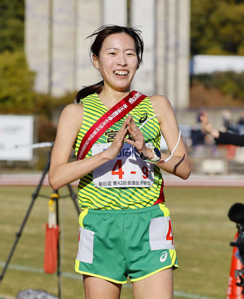 優勝のゴールし笑顔を見せる宮城アンカーの小海遙（撮影・藤尾明華）