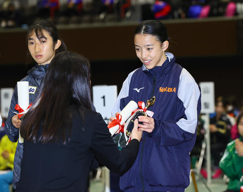 区間賞の表彰を受ける静岡の遠藤。左は兵庫の田中（撮影・上山淳一）