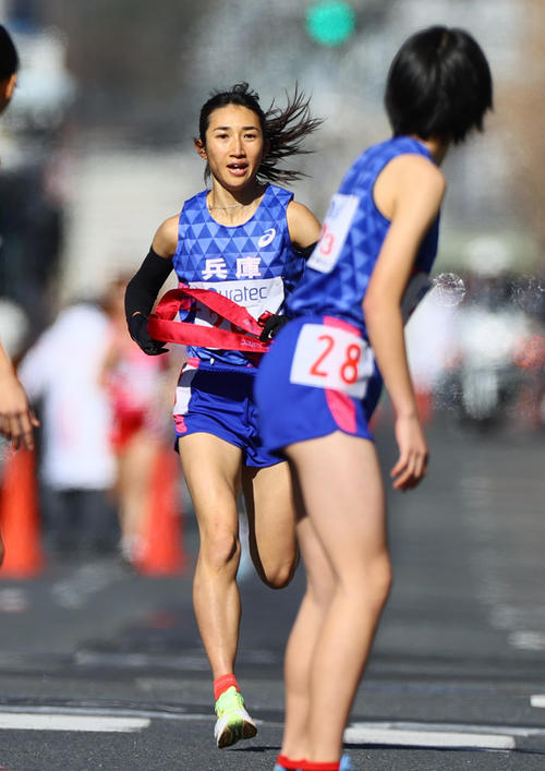 庫3区藤田莉沙（手前）にたすきをつなぐ2区の田中希実（（撮影・上山淳一）