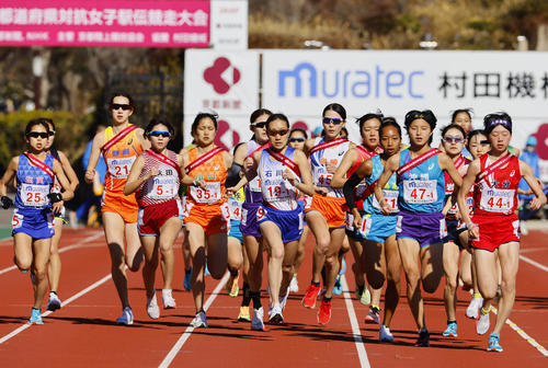 一斉にスタートする石川の五島莉乃（中央）ら1区の選手たち（撮影・藤尾明華）