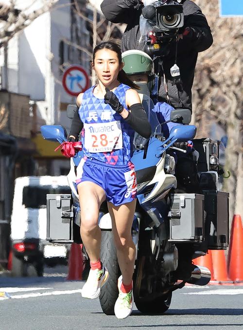 2区を走る兵庫・田中希実（撮影・上田博志）
