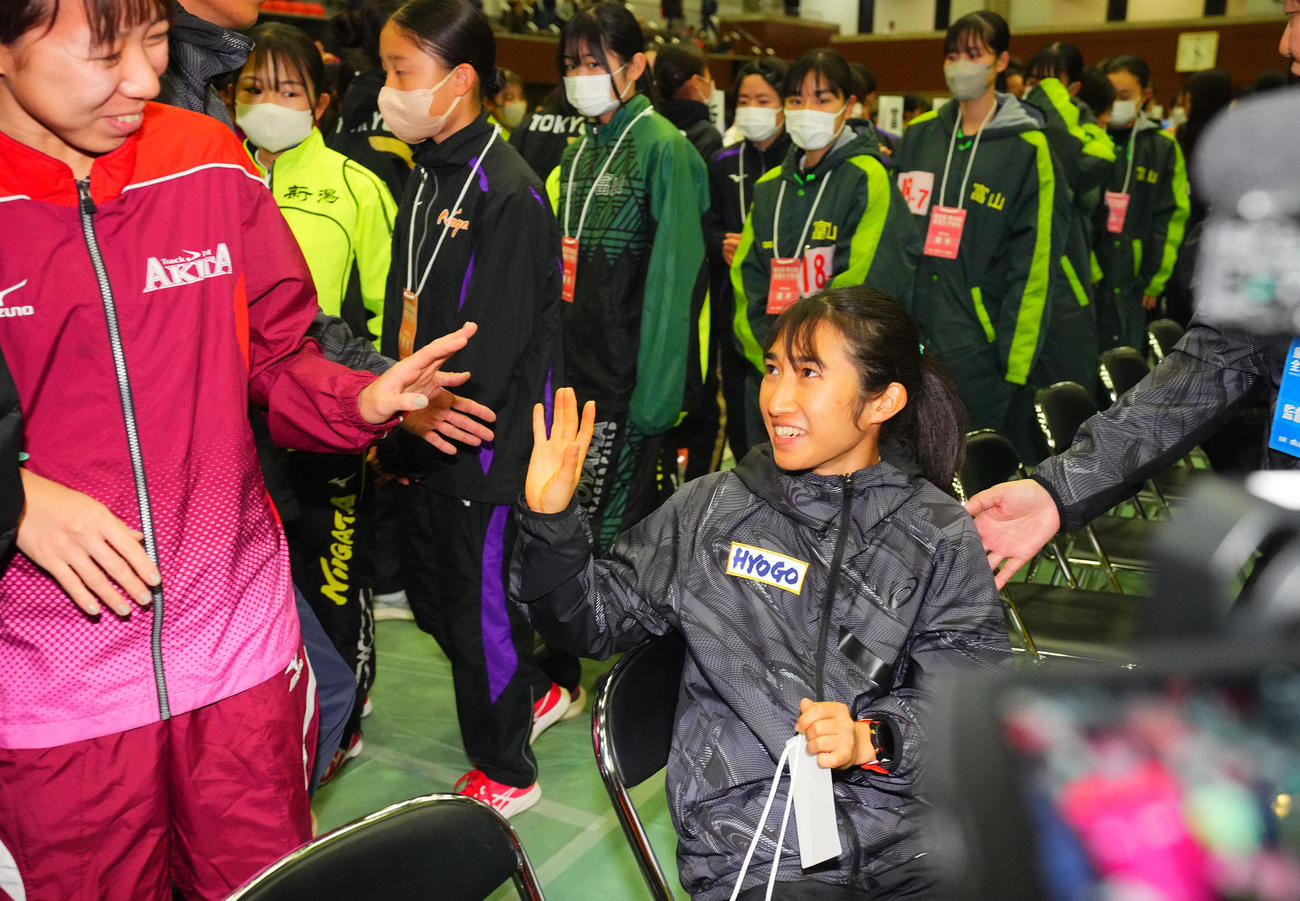 表彰式を終え、笑顔で言葉を交わす田中（中央）（撮影・藤尾明華）