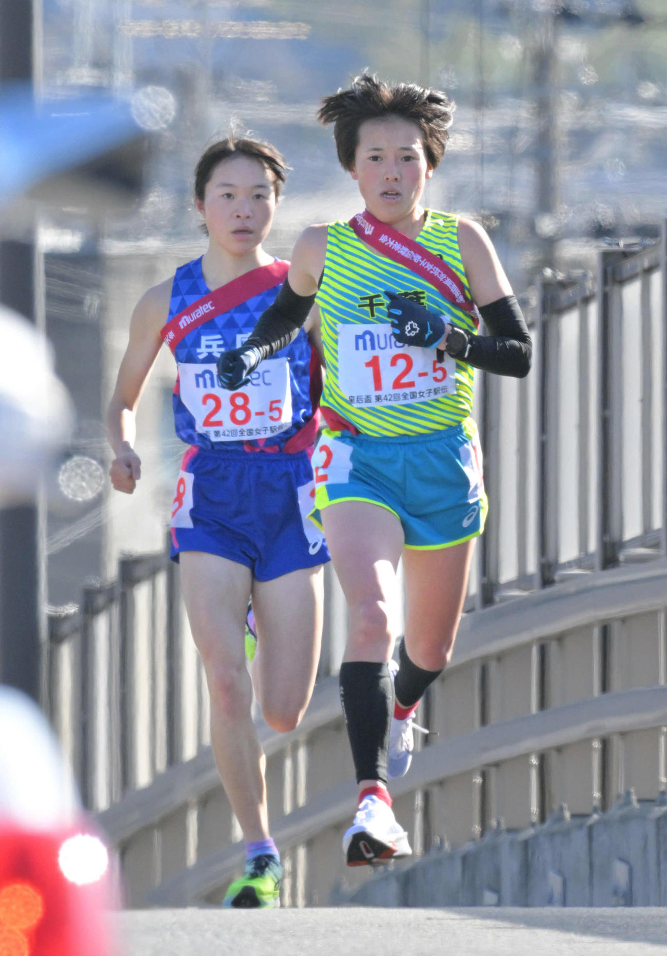 5区でトップを争う千葉・山崎りさ（右）と兵庫・池野絵莉。ともに区間新記録を出した（代表撮影）