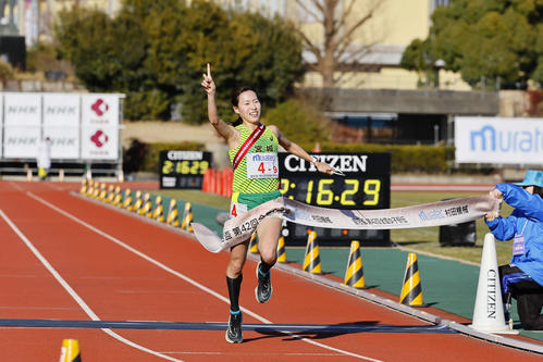 優勝のゴールテープを切る宮城アンカーの小海遙（撮影・藤尾明華）