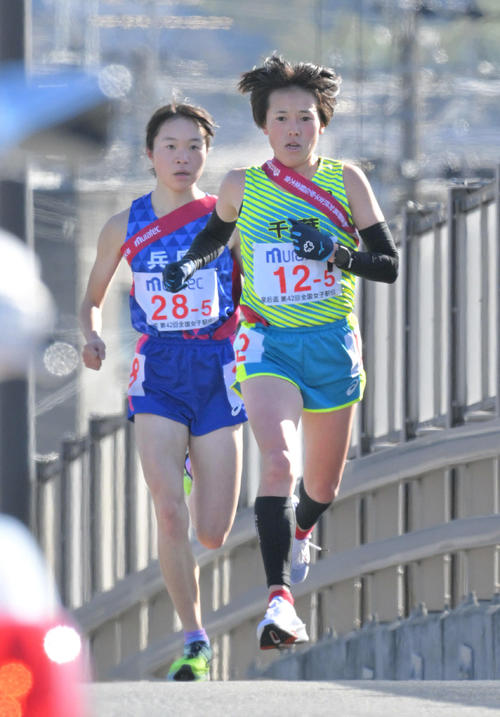5区でトップを争う千葉・山崎りさ（右）と兵庫・池野絵莉。ともに区間新記録を出した（代表撮影）