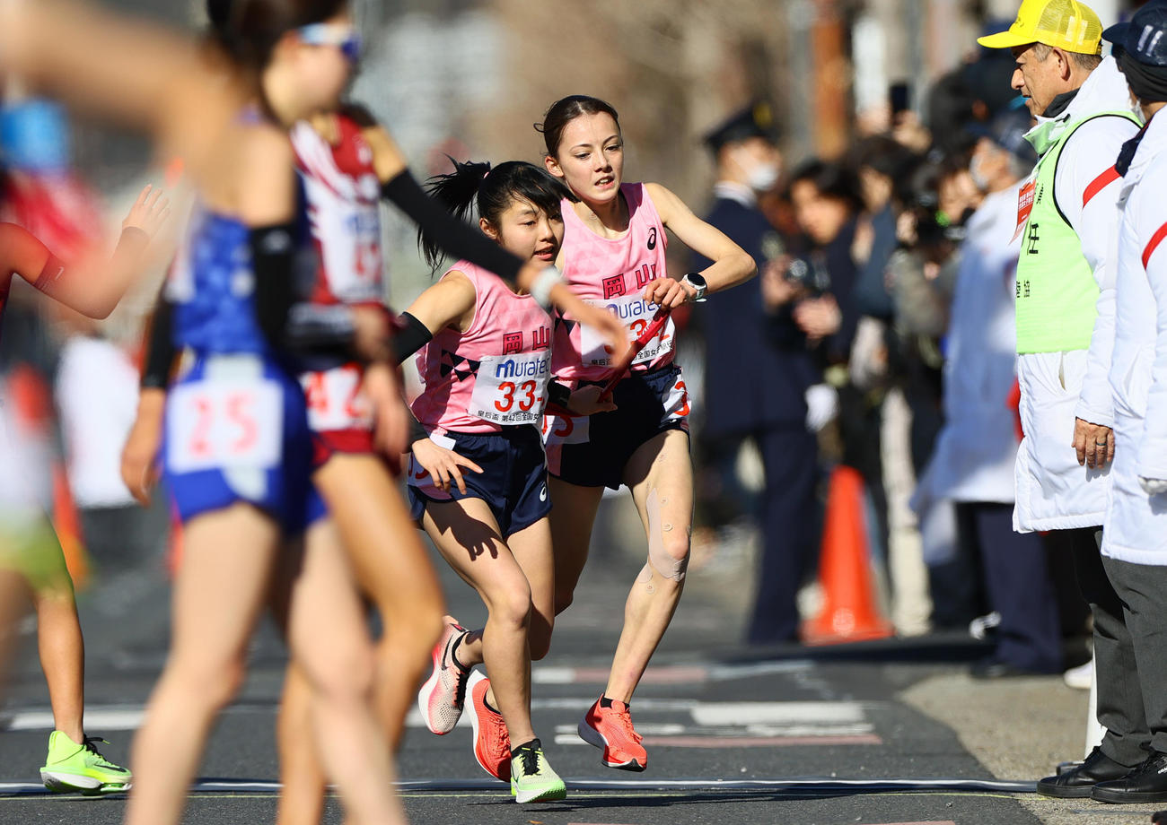 岡山3区黒田六花（手前）にたすきをつなぐ2区のドルーリー朱瑛里（（撮影・上山淳一）