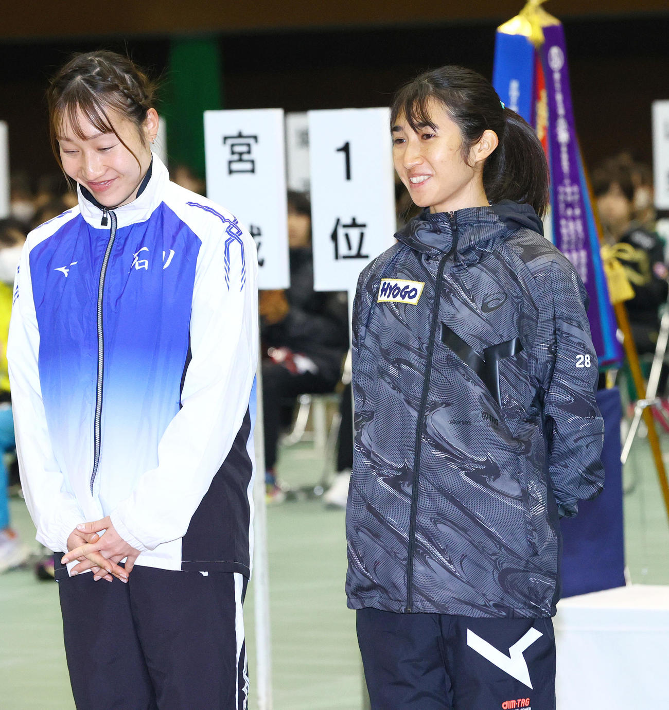 区間賞の表彰で兵庫の田中希実（右）は石川の五島莉乃（左）と笑顔で話す（撮影・上山淳一）