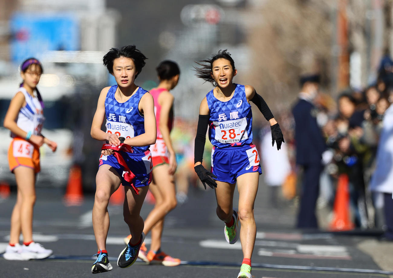 庫3区藤田莉沙（手前）にたすきをつなぐ2区の田中希実（（撮影・上山淳一）