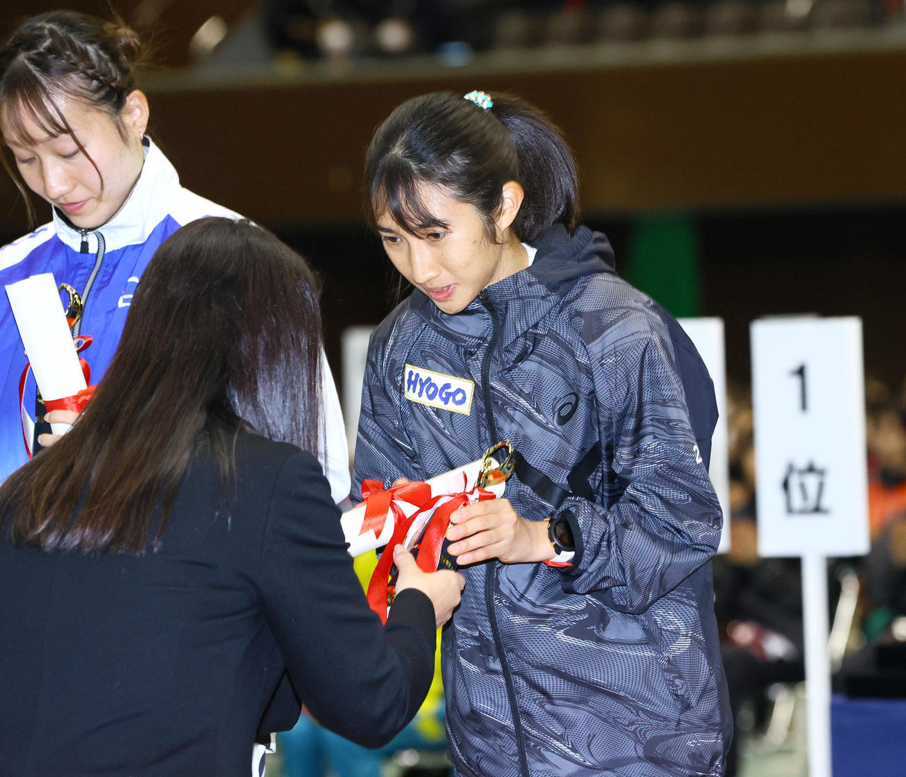 区間賞の表彰を受ける兵庫の田中。左端は石川の五島（撮影・上山淳一）