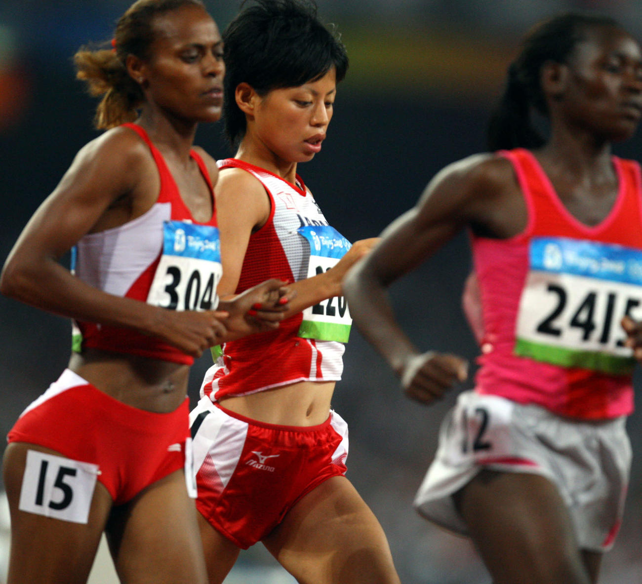 2008年　北京五輪陸上女子5000メートル1次予選第1組　先頭集団についていく小林祐梨子