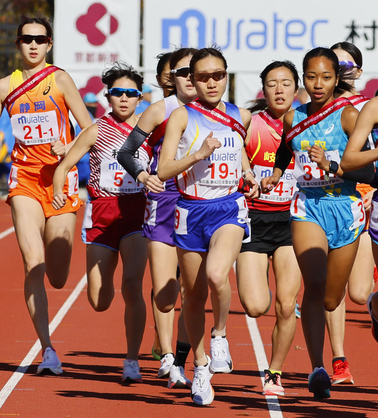 一斉にスタートする石川の五島莉乃（中央）ら1区の選手たち（撮影・藤尾明華）