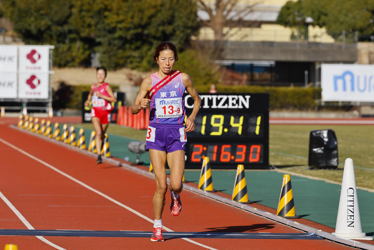 12位でゴールテープを切る東京アンカーの新谷仁美（撮影・藤尾明華）