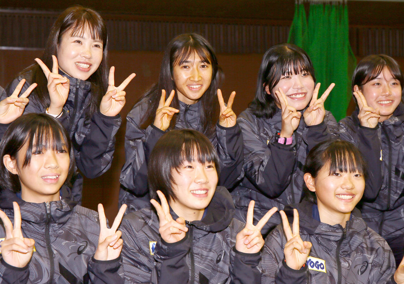 大会を前に、記念撮影する兵庫県チームの田中希実（後列左から2人目）ら（撮影・上山淳一）