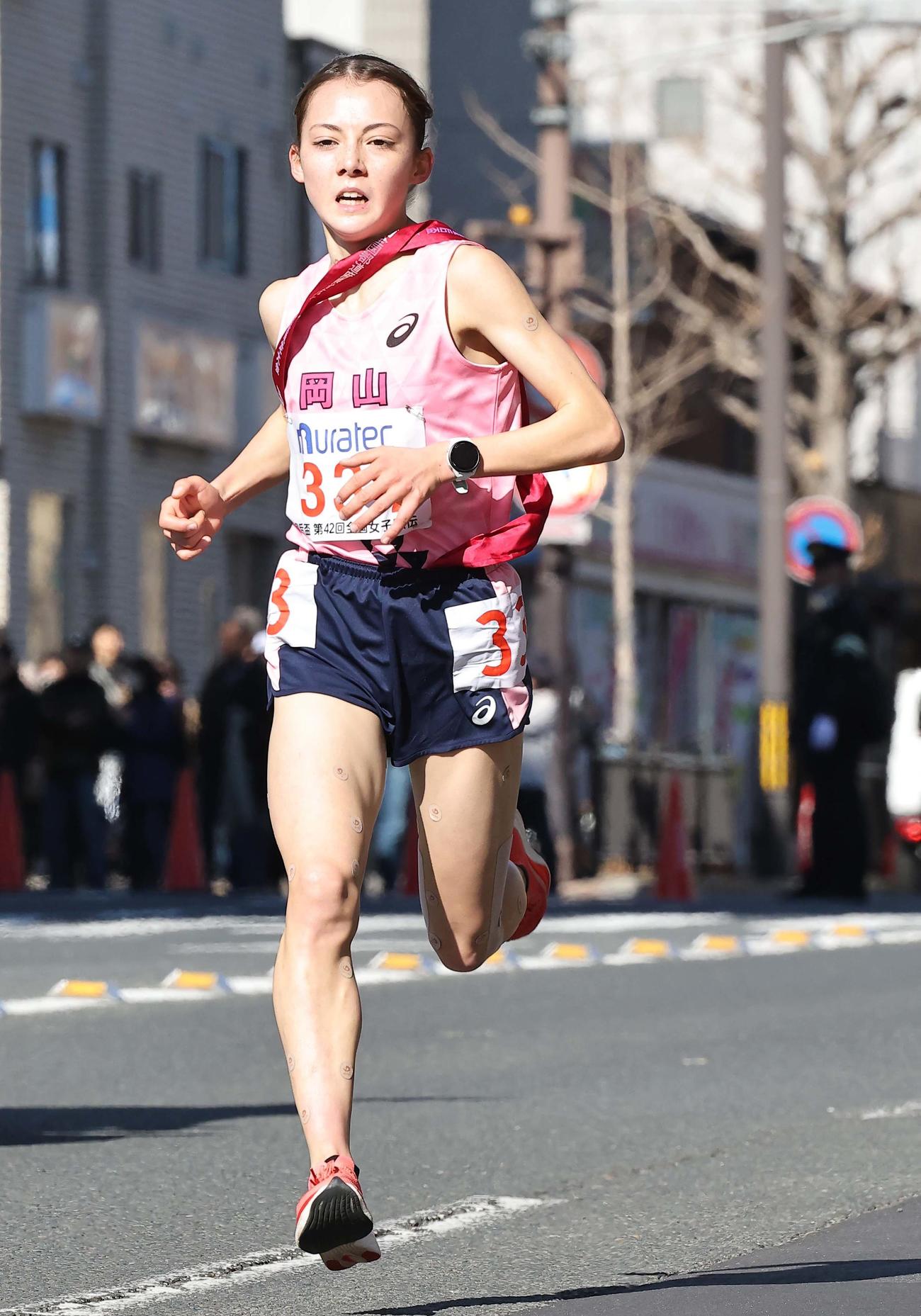 全国都道府県対抗女子駅伝で2区を走る岡山・ドルーリー（撮影・上田博志）
