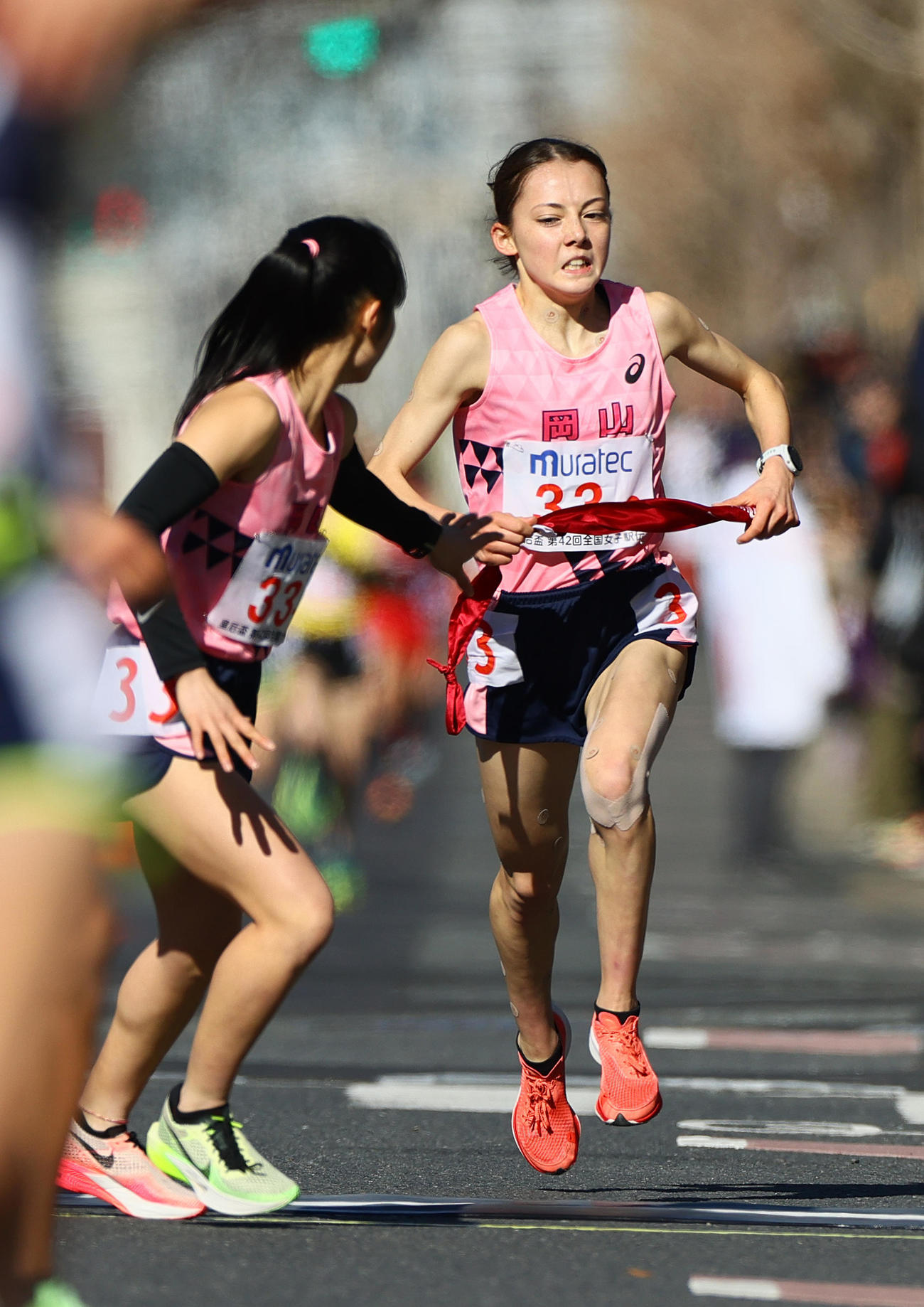 岡山3区黒田六花（手前）にたすきをつなぐ2区のドルーリー朱瑛里（（撮影・上山淳一）
