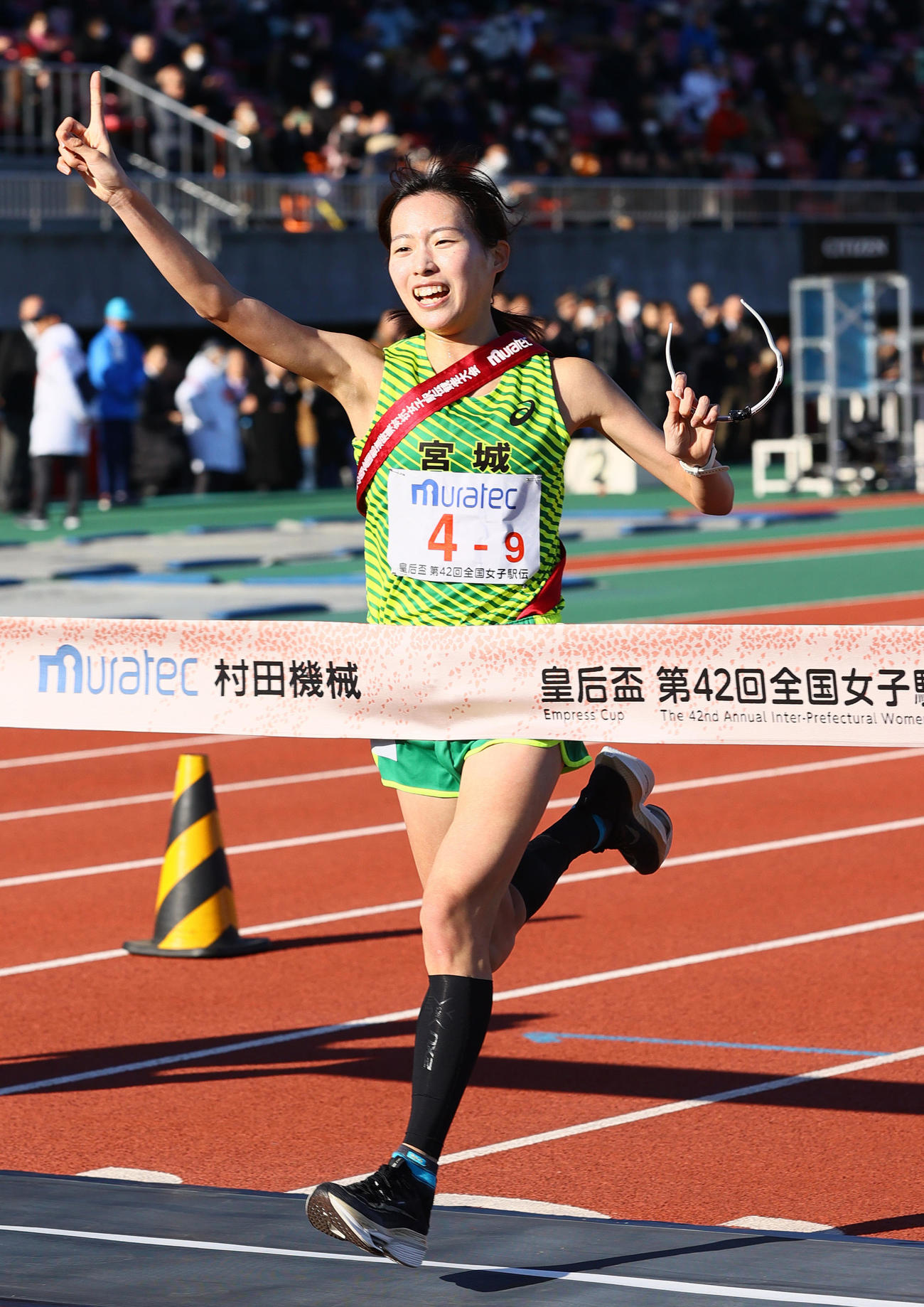 優勝のゴールテープを切る宮城アンカーの小海遙（撮影・上山淳一）