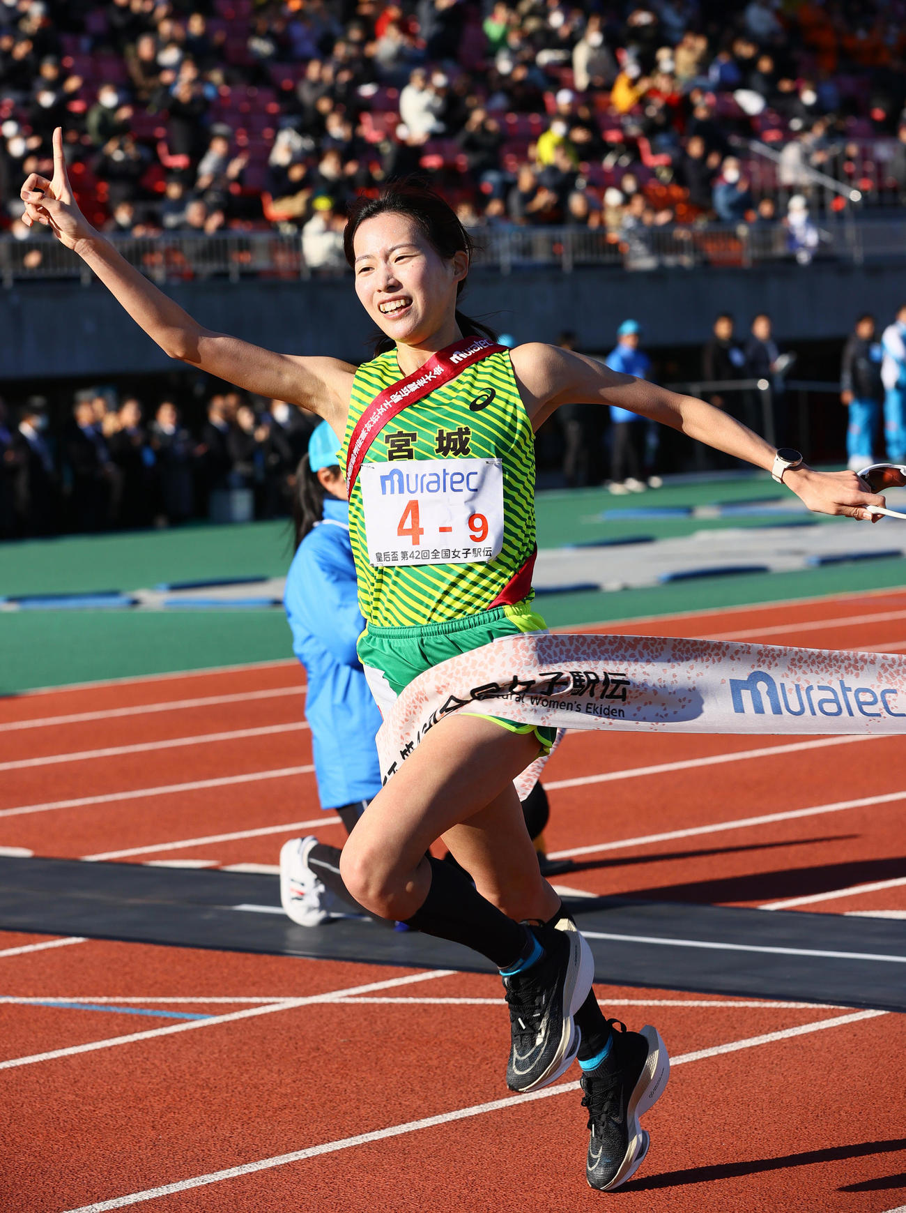 優勝のゴールテープを切る宮城アンカーの小海遙（撮影・上山淳一）