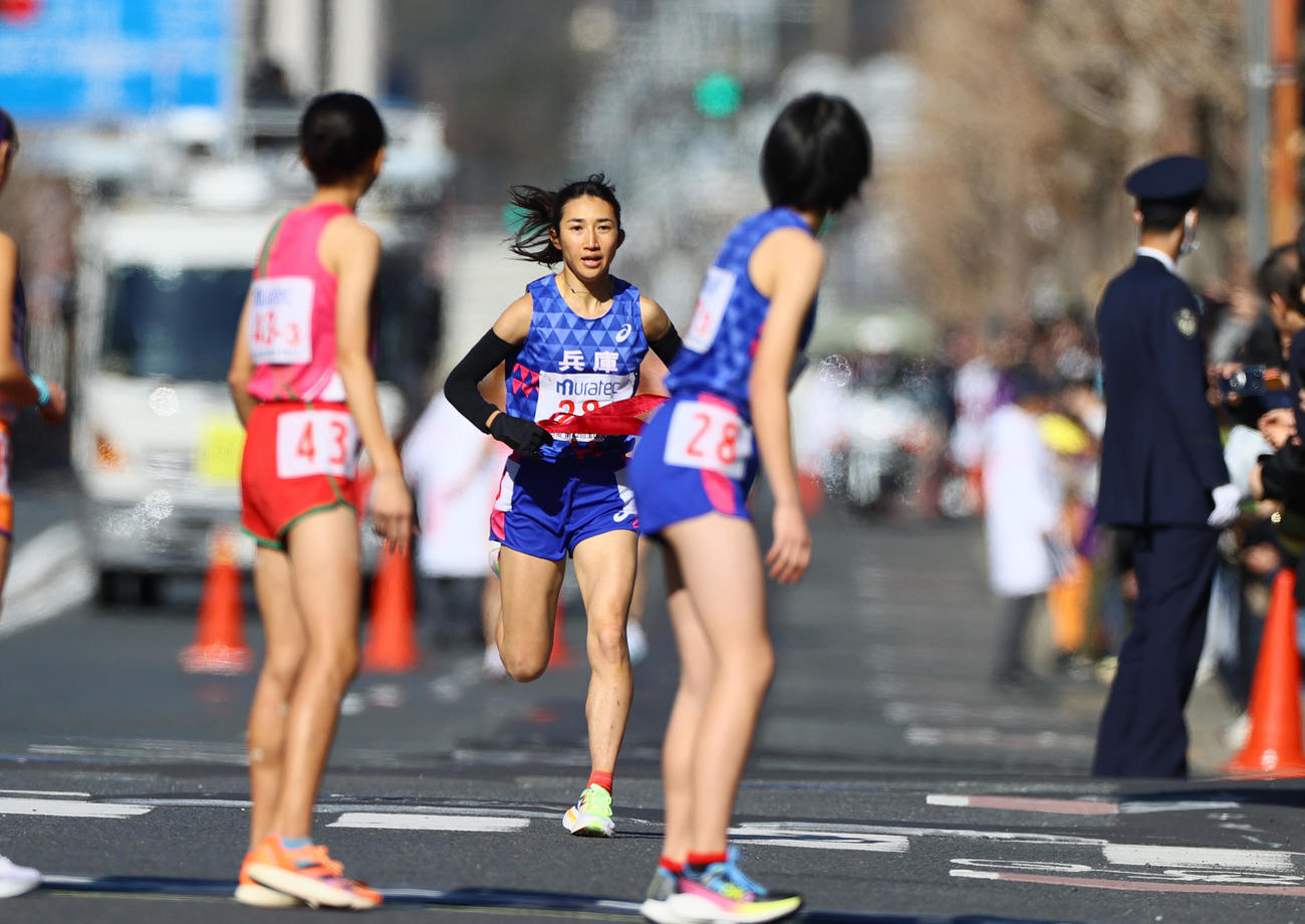 庫3区藤田莉沙（手前右）にたすきをつなぐ2区の田中希実（（撮影・上山淳一）